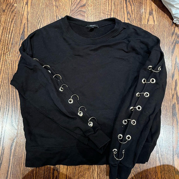 Black sweater with rings - Picture 1 of 3